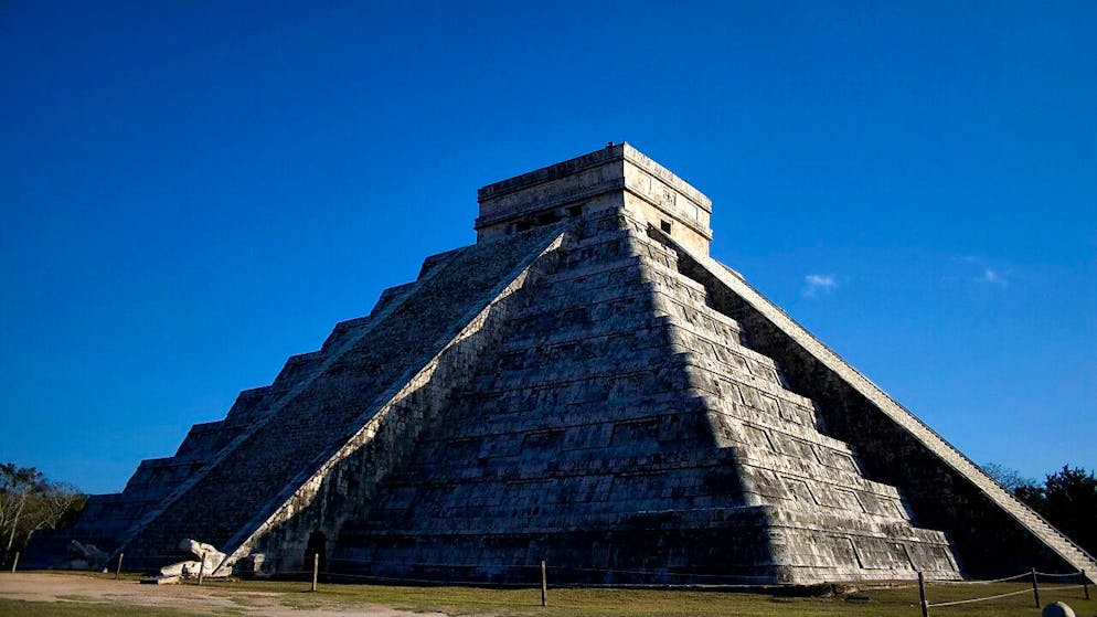 La pirámide de Chichén Itzá recrea el descenso de la serpiente Kukulkán en el equinoccio de primavera, con la sombra de las escaleras.  (foto de stock)