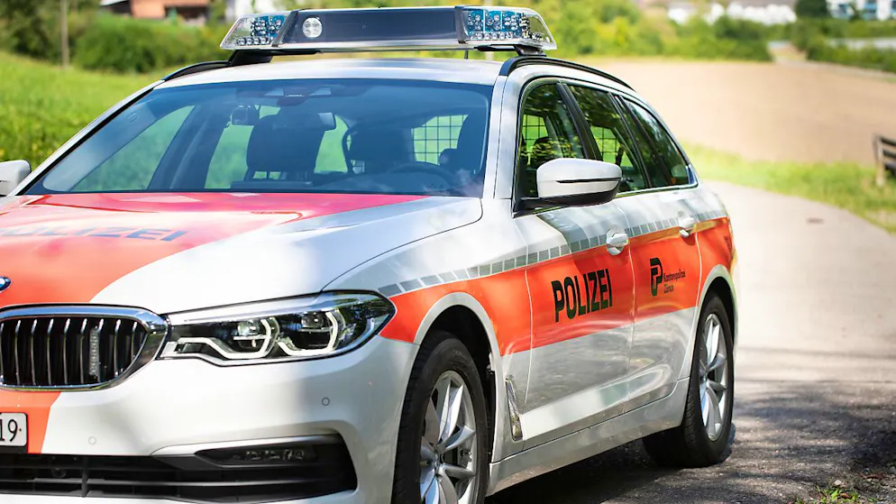 Die Kantonspolizei Zürich bestätigt zwei Meldungen, wonach ein Mann in einem weissen Fahrzeug Kinder angesprochen haben soll.