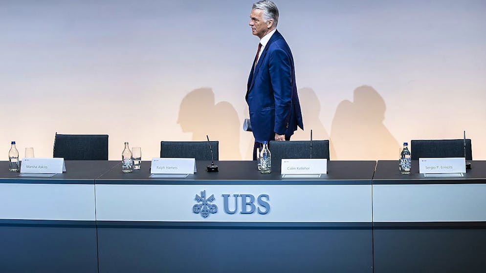 "Après une brève période de transition", non spécifiée, Sergio Ermotti va démissionner de ses fonctions de président de Swiss Re pour se consacrer à son nouveau rôle de directeur général d'UBS.