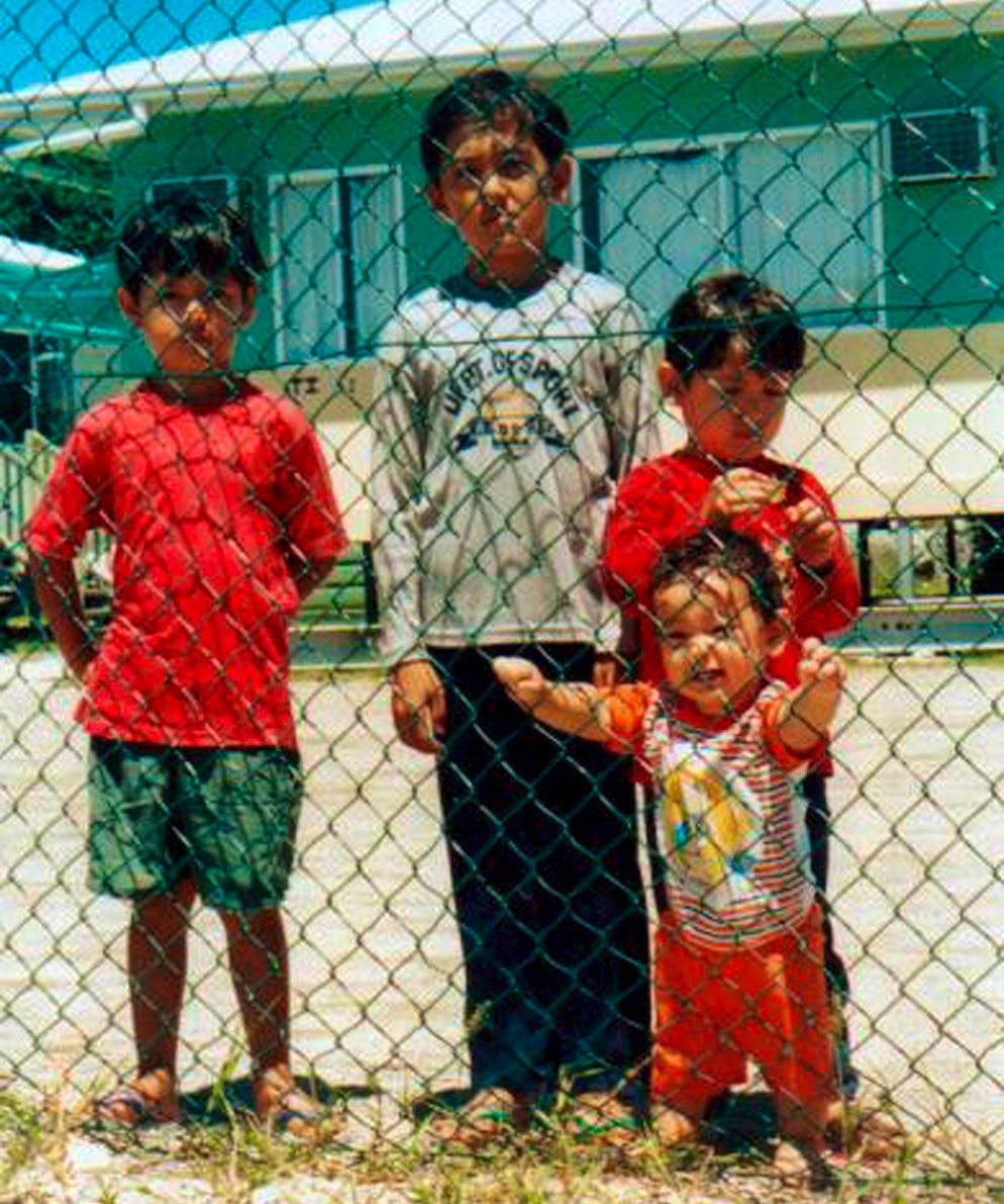 Von Australien deportierte Kinder aus Sri Lanka im Dezember 2003 in einem Camp auf Nauru.