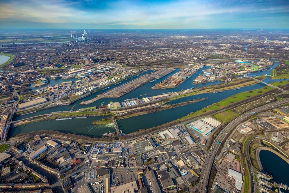 Grösster Binnenhafen der Welt: Die Duisburg-Ruhrorter Häfen an der Mündung der Ruhr in den Niederrhein.