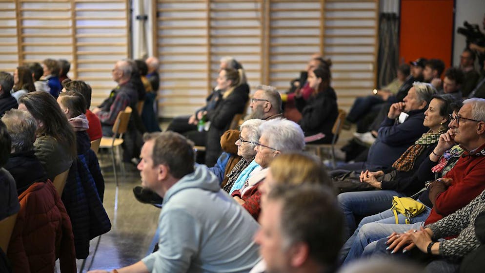 Bündner Bergdorf Brienz ist evakuiert. Die Brienzer Bevölkerung wird im benachbarten Tiefencastel über die Evakuierung informiert. 