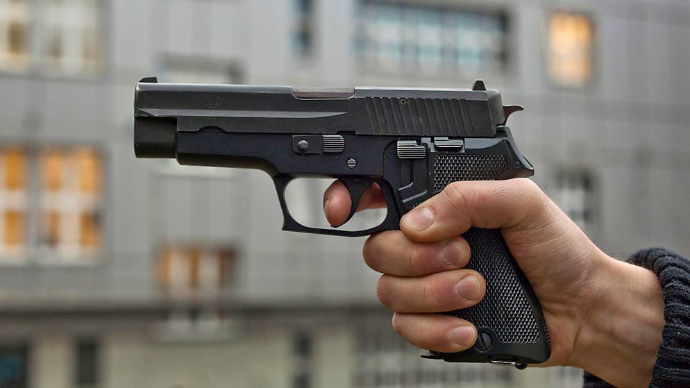 Vermutlich mit einer Spielzeugwaffe haben Jugendliche in Lachen SZ drei Primarschüler bedroht. (Symbolbild).