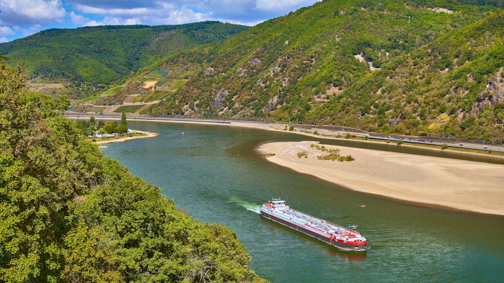 Niedrigwasser-Gastanker Gas 94 auf dem Rhein bei Bingen in Deutschland.