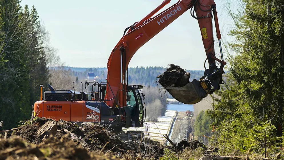 Les tractopelles finlandaises sont à l'oeuvre pour ériger une gigantesque clôture à la frontière entre la Finlande et la Russie.