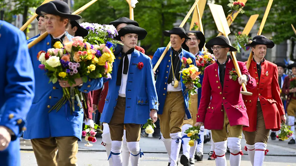 Am traditionellen Umzug zum Sechseläuten zeigen sich die Zunft-Mitglieder in alten Trachten, Uniformen und Kostümen.