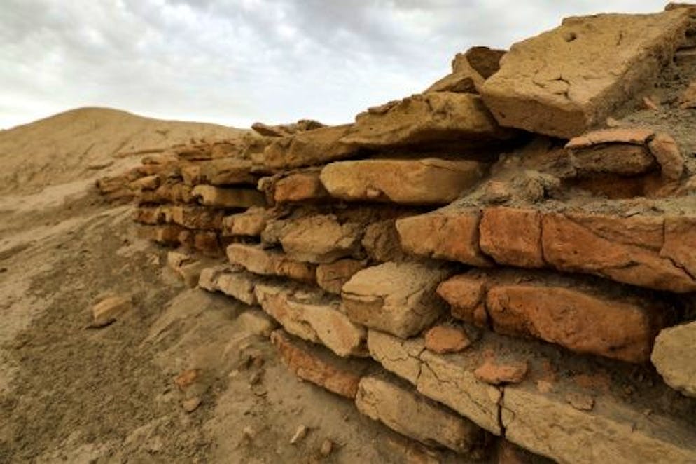 Irak: les sites archéologiques, victimes collatérales du changement climatique - Gallery. Photo prise le 31 mars 2023 montrant une vue  d'une ancienne structure sur le site archéologique d'Umm al-Aqarib, fréquemment enseveli par des tempêtes de sable dues à la désertification, dans la province irakienne de Dhi Qar 