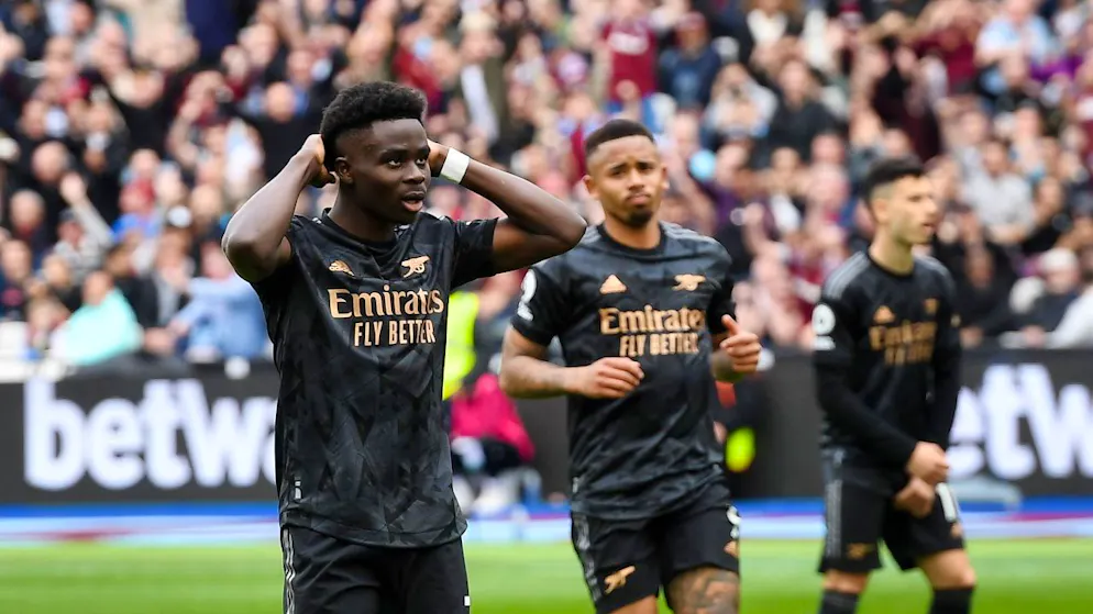 Bukayo Saka verschiesst in der 52. Minute einen Elfmeter, kurz darauf erzielt West Ham den Ausgleich.