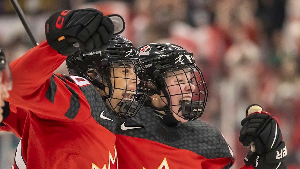 Switzerland loses the semi-finals and captain Lara Stalder - Gallery.  Sarah Feller (R) scored three goals and the first two goals of the game for the Canadiens