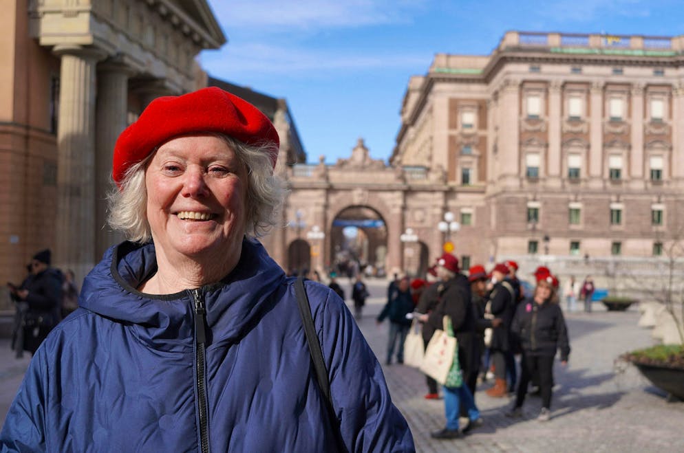 Coiffées de bonnets rouges symboliques, des mamies de la "Tantpatrullen" ("la patrouille des vieilles dames") se réunissent tous les jeudis de la belle saison sur les pavés de la vieille ville de Stockholm, en face du Parlement.