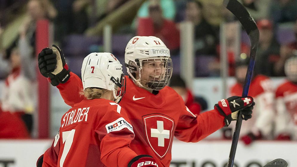 Switzerland loses the semi-finals and captain Lara Stalder - Gallery.  Switzerland's top scorer, Lara Stalder (number 7 left), had to take an early shower for a body check and is also worried about being eligible to play in the third-place play-off.