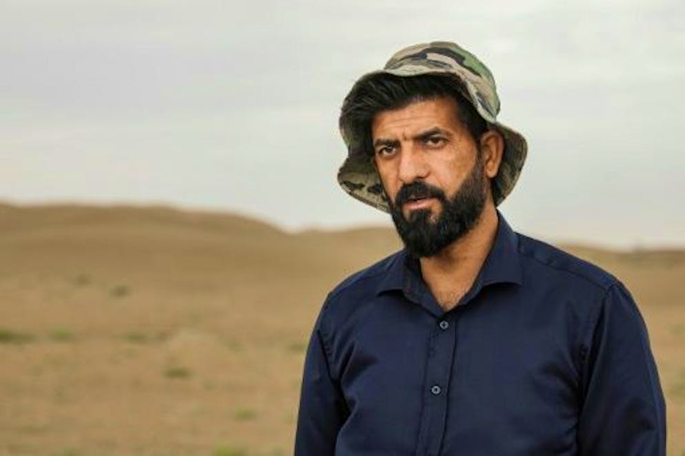 Irak: les sites archéologiques, victimes collatérales du changement climatique - Gallery. L'archéologue irakien Aqeel Mansarawi lors d'une interview sur le site archéologique d'Umm al-Aqarib, fréquemment enseveli par des tempêtes de sable dues à la désertification, dans la province irakienne de Dhi Qar le 31 mars 2023