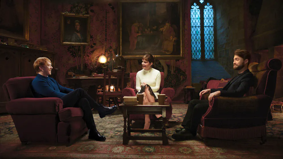 HBO und das Harry-Potter-Remake. Gegen Ende des letzten Jahres veröffentlichte HBO zudem schon ein Special, das viele Schauspieler*innen der Filmreihe wieder zusammenführte. Hier die drei Protagonisten im Gemeinschaftsraum von Gryffindor.