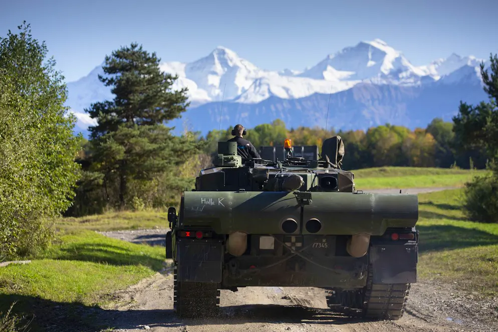 Ein Kampfpanzer des Typs Leopard II fährt auf einer Teststrecke in Thun: Die Schweiz hat wegen ihrer Haltung zur Wiederausfuhr von Waffen laut dem ehemaligen EU-Chefunterhändler Christian Leffler an Vertrauenswürdigkeit eingebüsst.