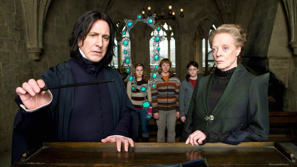 HBO und das Harry-Potter-Remake. Wie es HBO schaffen will, Severus Snape auch nur annähernd so gut zu besetzen, ist mir schleierhaft. Der unersetzliche Alan Rickman hat sich wirklich ein Denkmal gesetzt. Der Schauspieler ist 2016 gestorben. Maggie Smith wäre als Professorin Minerva McGonagall zwar noch zu haben, doch ich bezweifle ihr Interesse daran.