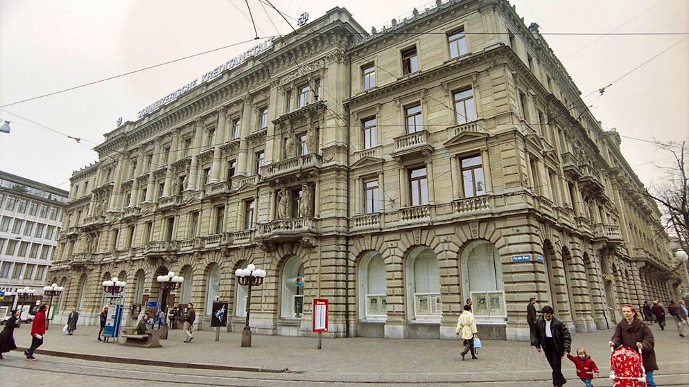 La sede de Schweizerische Kreditensthalte (SKA), más tarde Credit Suisse (CS), en Paradeplatz en Zúrich.  (Registrado desde 1996)