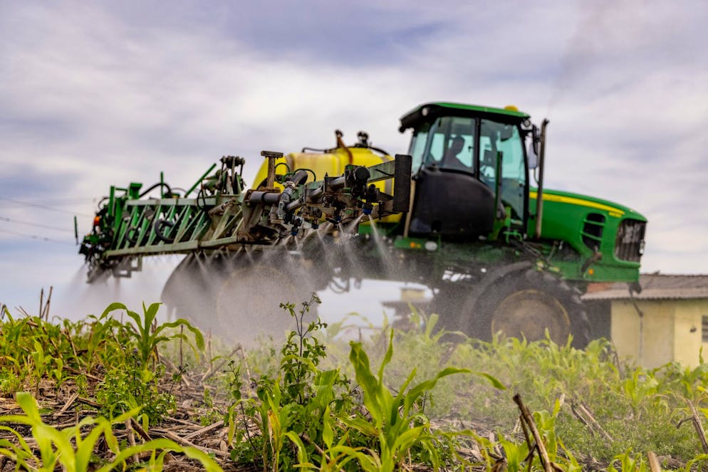 Düngemittel-Einsatz in der Landwirtschaft. Die weltweiten Ammoniak-Emmissionen gehen fast ausschliesslich auf den Agrarsektor zurück.