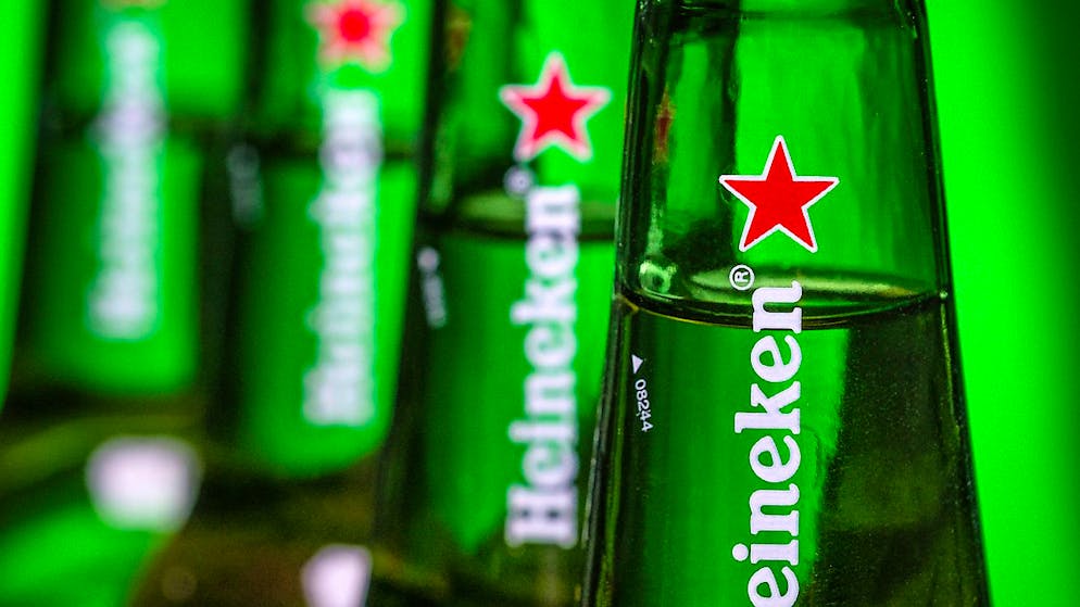 Malgré une baisse des volumes, Heineken a enregistré un chiffre d'affaires en hausse notamment grâce à une hausse des prix instaurée pour faire face à la flambée des coûts des matières premières (archives).