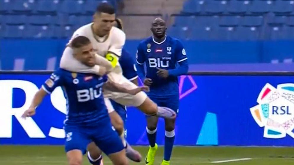 CR7 verliert die Nerven. Für diesen Wrestling-Move sieht Ronaldo nur die Gelbe Karte