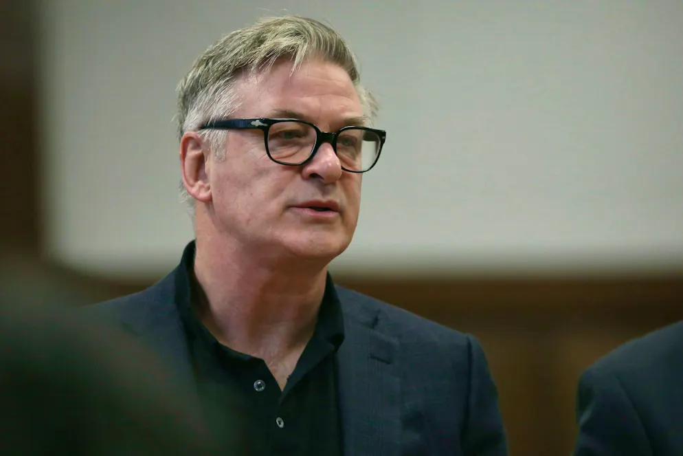 Todesschuss bei Western-Dreh: War die «Rust»-Waffenmeisterin verkatert?. US-Schauspieler Alec Baldwin, hier während einem Gerichtstermin in New York, hatte die Waffe in der Hand. Die Anklage gegen ihn wurde inzwischen aber fallen gelassen. 