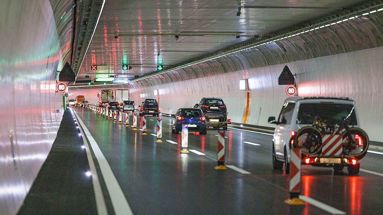 Strassenverkehr: In Der Dritten Röhre Des Gubristtunnels Rollt Der ...