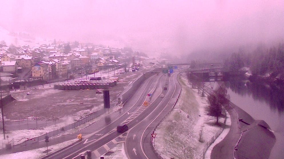 Heftige Schneefälle. Wintercomeback führt teils zu Strassenchaos