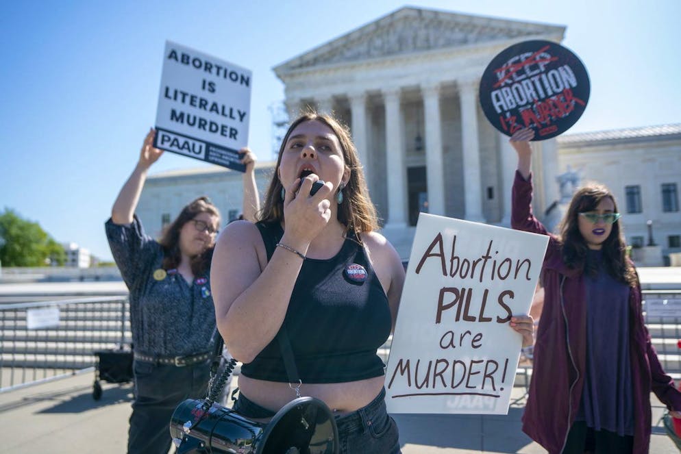 Des manifestants anti-avortement attendent que les juges de la Cour suprême rendent une ordonnance indiquant si les femmes seront confrontées à des restrictions pour obtenir de la mifépristone, la pilule abortive, à la Cour suprême de Washington, DC, États-Unis, le 19 avril 2023.