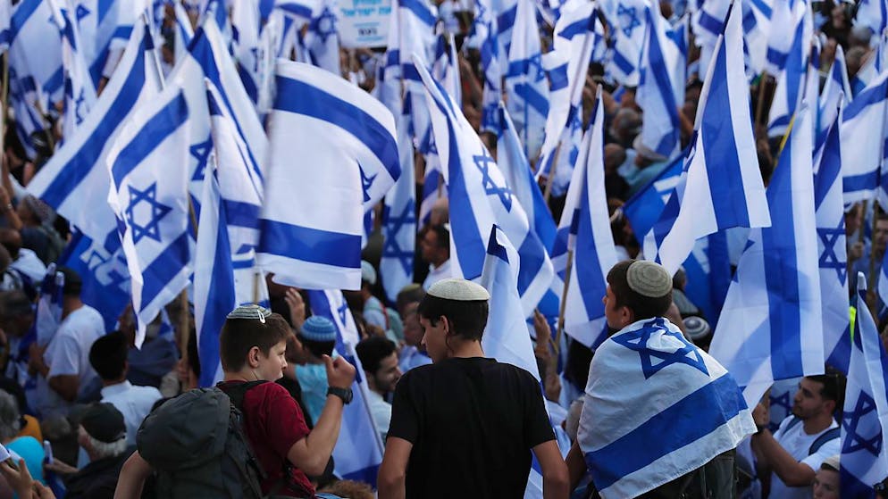 Les manifestants rassemblés devant la Knesset (parlement) scandaient "le peuple exige une réforme judiciaire".