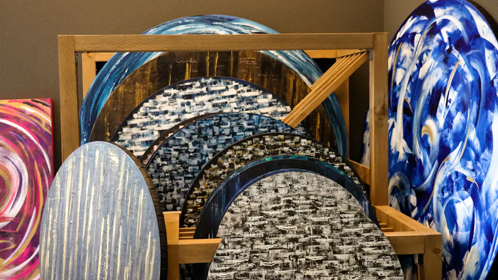 Anna Maier zeigt ihre Werke an ihrer ersten Solo-Ausstellung. Bildgewaltig: Ein zarter Farbgeruch hängt in ihrem Atelier in Zürich.