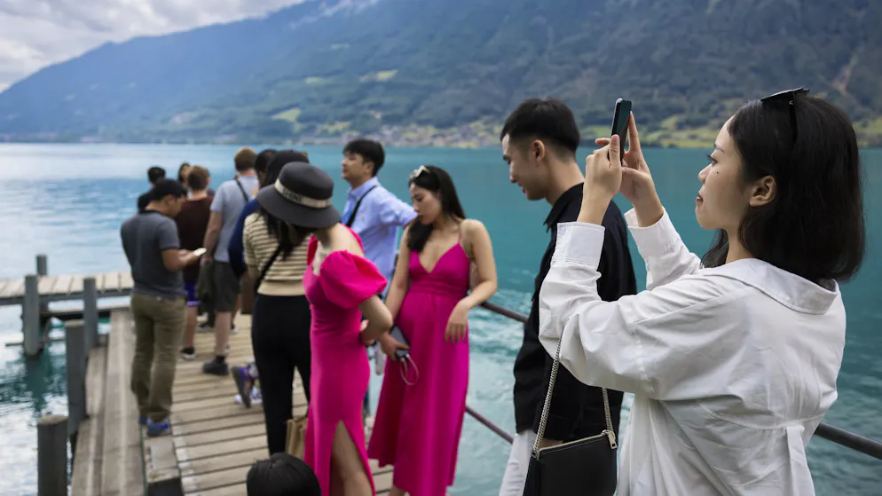 Touristen drängen nach Iseltwald. Seit der Netflix Serie «Crash Landing On You» ist der Bootssteg von Iseltwald ein Touristen-Magnet.