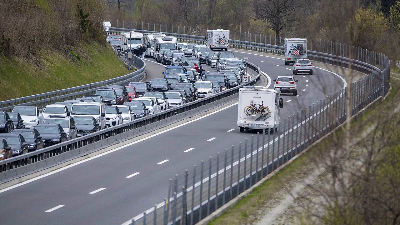 Strassenverkehr: Stau Vor Gotthard Wächst Auf Zehn Kilometer An | Blue News