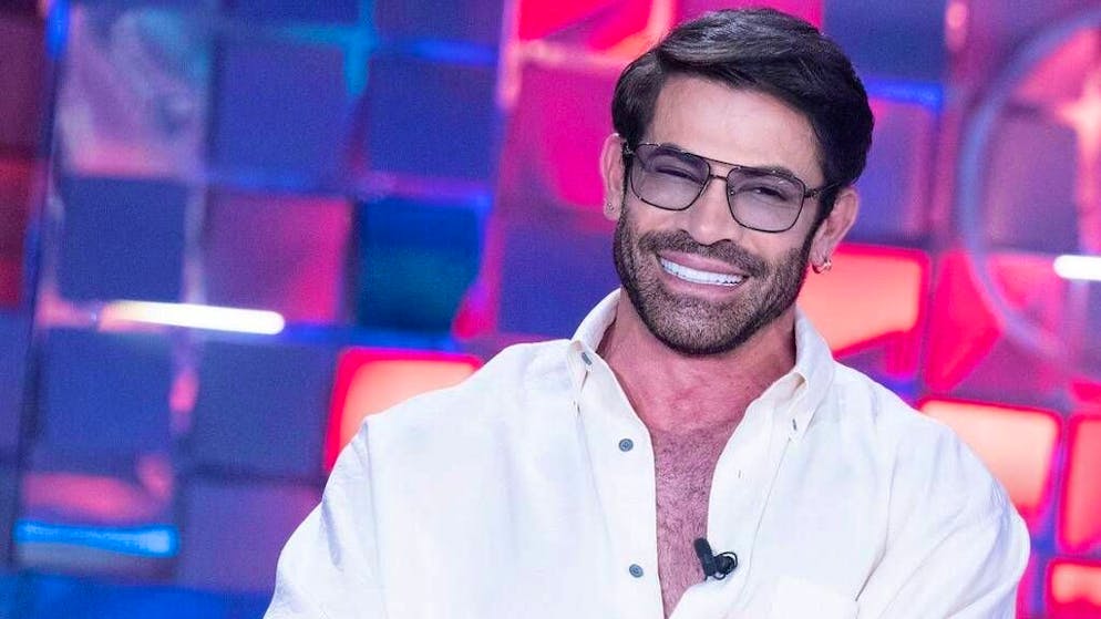 Ex coniugi. Gianni Sperti risponde a Paola Barale: «Io gay? Non amo le etichette»
