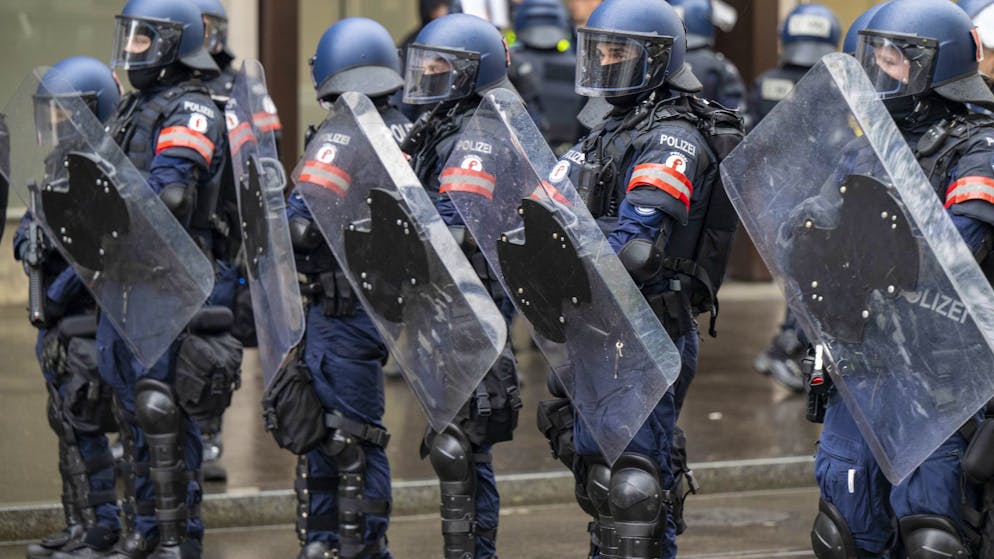 Mit einem grossen Polizeiaufgebot wird der Umzug bei einer Kundgebung zum Tag der Arbeit in Basel gestoppt.