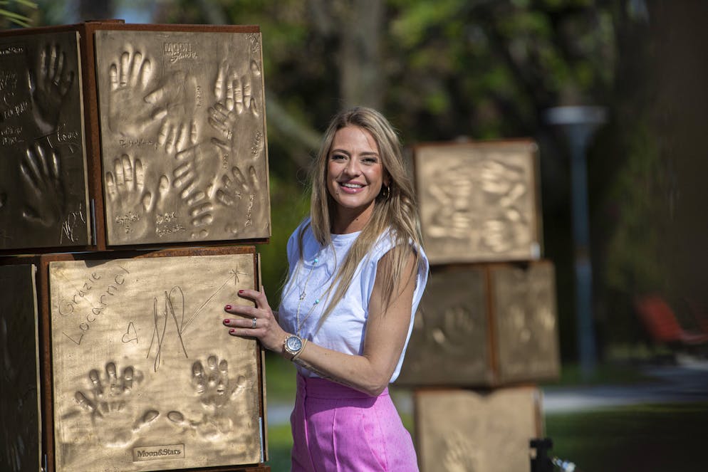 Christa Rigozzi fête ses 40 ans.  Rigozzi lors de l'inauguration du nouveau Walk of Fame à Locarno en 2015. Elle est mariée depuis 2010 à l'architecte d'intérieur Giovanni Marchese (44 ans).  Ses jumelles Alissa et Zoé auront bientôt sept ans.  Le couple vit à Monte Carasso.