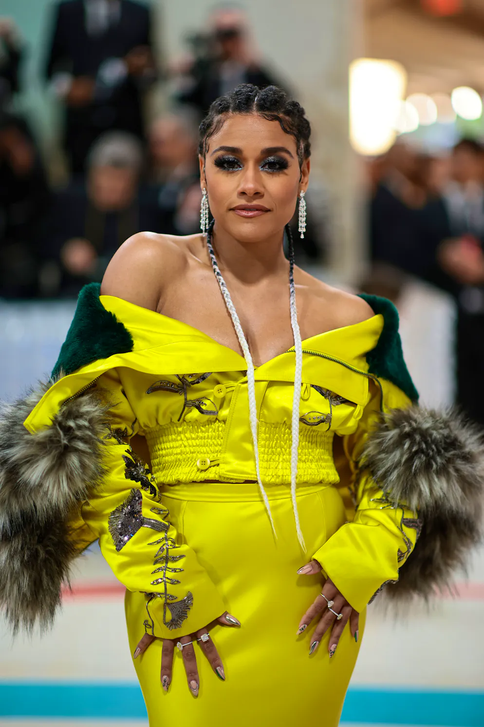 Schweizer Schmuck an der MET Gala 2023. ... zum anderen, weil sie funkelnden Schmuck wie diese Pendant-Diamantohrringe, zwei Solitärringe sowie zwei fancy Yellow-Diamond-Ringe von Bucherer Fine Jewellery trug.