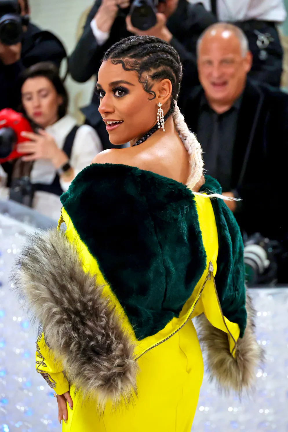 Schweizer Schmuck an der MET Gala 2023. Das Motto der MET Gala «Karl Lagerfeld: A Line Of Beauty» ist an dem Zweiteiler von Altuzarra, den Ariana DeBose trägt, gewiss nicht auf Anhieb ersichtlich. Die Schauspielerin aus «West Side Story» brachte den Red Carpet dafür aber zum Leuchten.  Zum einen, weil sie als eine der wenigen Gäste eine Knallfarbe wagte, ...