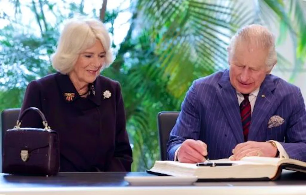 Camilla, von der dämonisierten Geliebten zur gekrönten Königin - Galeri. König Karl III. und Kaiserin Camilla tragen sich bei einem Besuch im Bundestag am 30. März 2023 in Berlin ins Gästebuch ein.