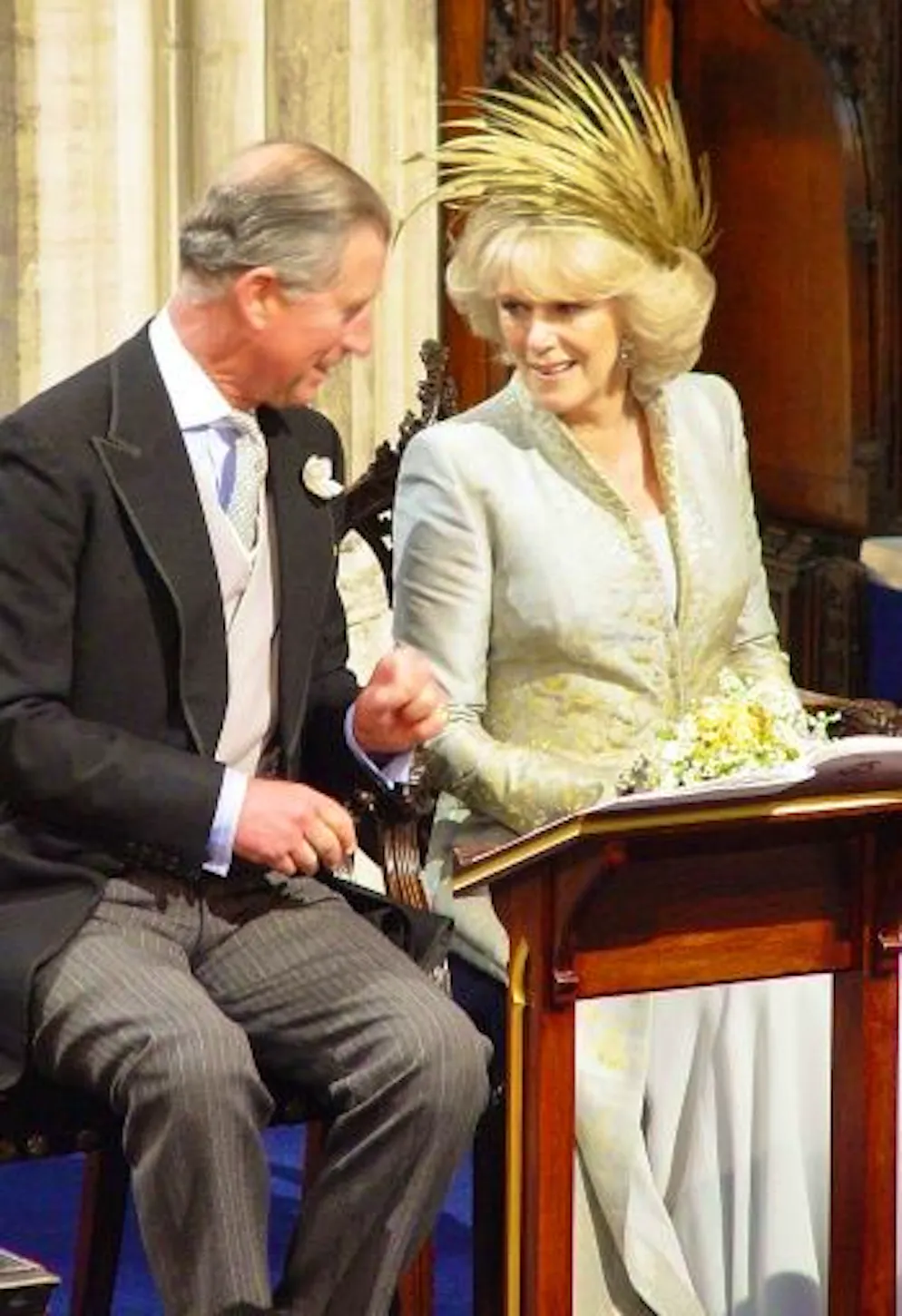 Camilla, von der dämonisierten Geliebten zur gekrönten Königin - Galeri. Prinz Charles und seine Frau Camilla, Herzogin von Cornwall, während einer Segnung in der St. George's Chapel in Winsdor Castle nach ihrer standesamtlichen Trauung am 9. April 2005