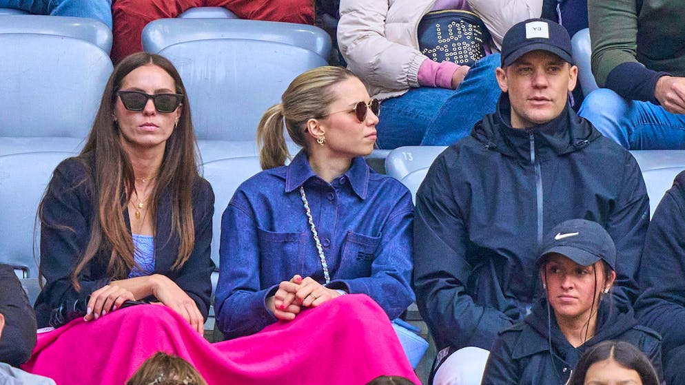 Currently only spectators in the stands: Manuel Neuer (right).