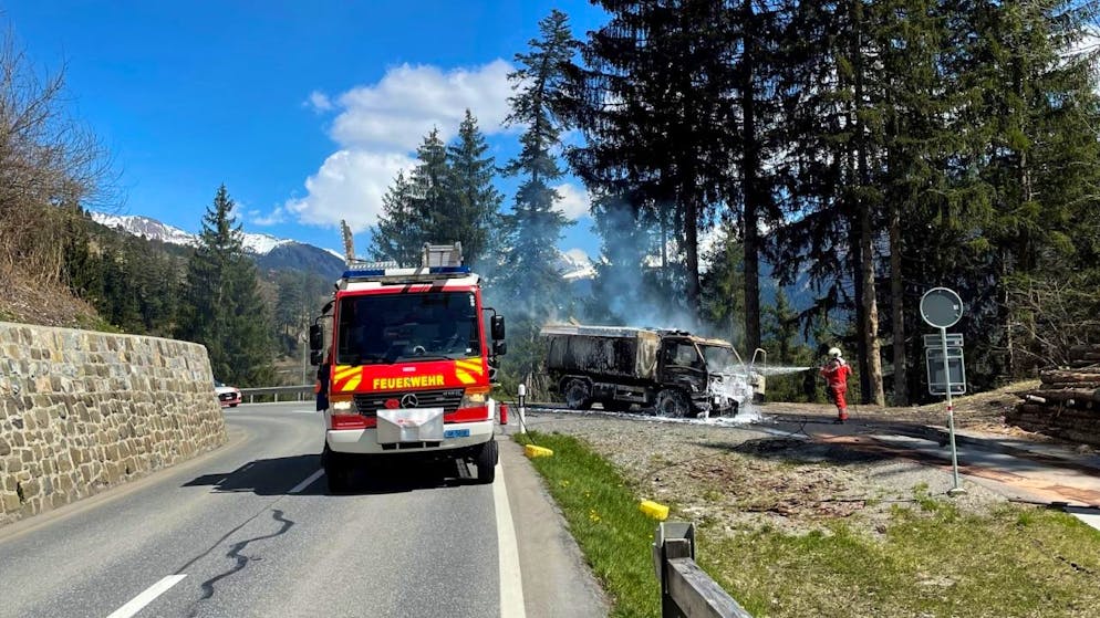 Nulla da fare per i vigili del fuoco di Arosa. L'autocarro è bruciato completamente, tuttavia senza mettere in pericolo il suo giovane conducente.
