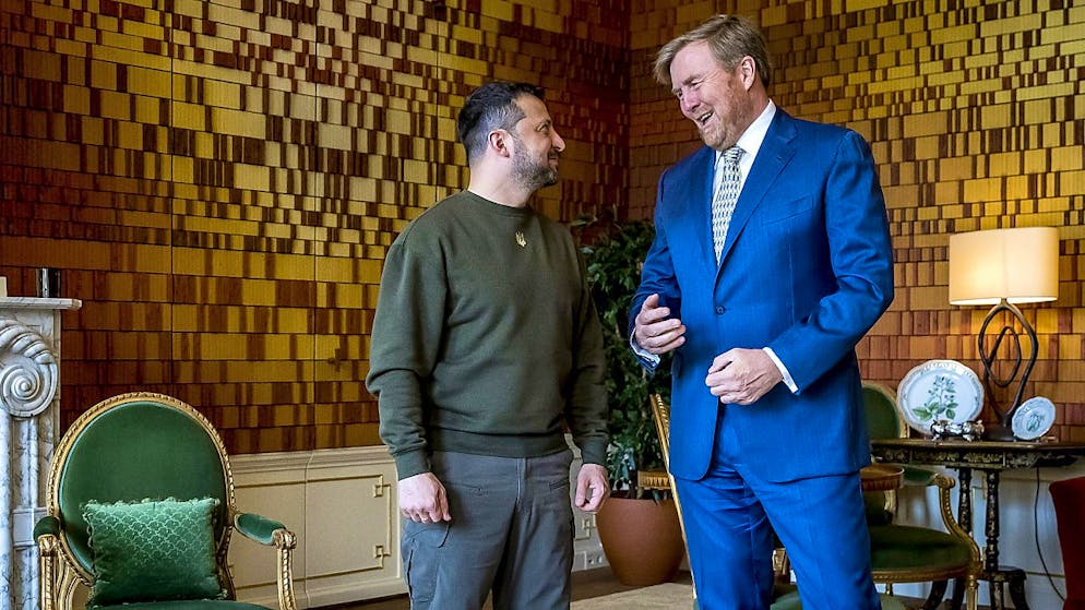 @dpatoppictures Volodymyr Zelensky (links), president van Oekraïne, en Willem-Alexander, koning der Nederlanden, praten met elkaar tijdens een ontmoeting.  Selenskyj vervolgt zijn Europese reis in Nederland.  Foto: Remco de Waal/Zwembad ANP/AP/dpa