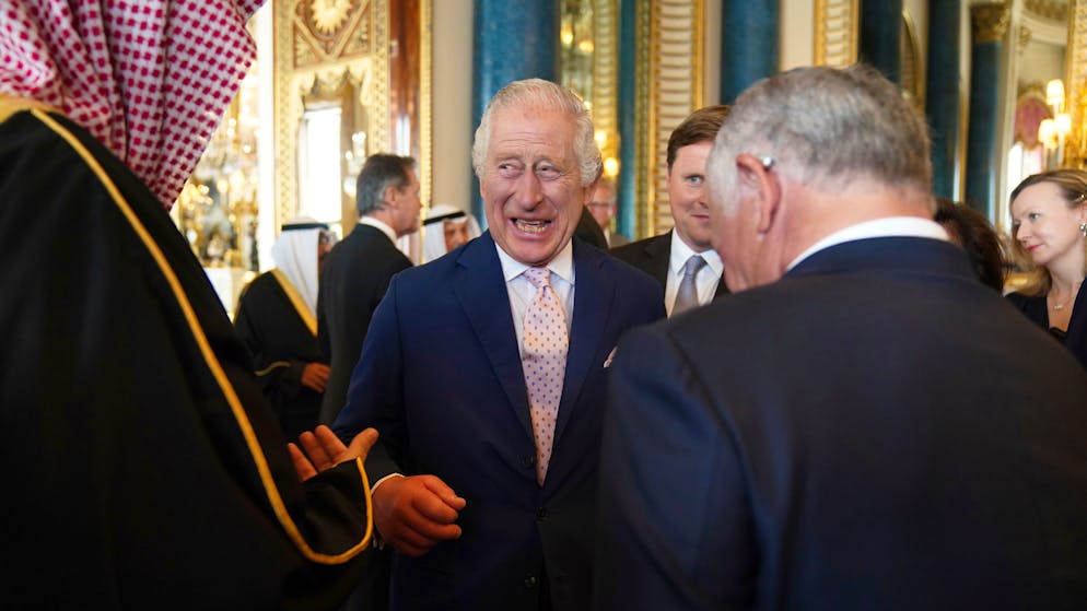 Royal Family. Manca poco all'incoronazione e Carlo strizza l'occhio al popolo