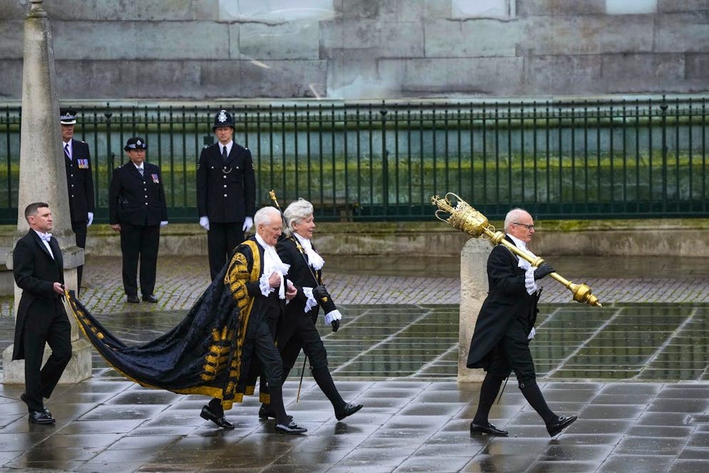 L'incoronazione di Carlo III. Black Rod, Sarah Clarke, al centro, arriva prima della cerimonia di incoronazione del re britannico Carlo III.