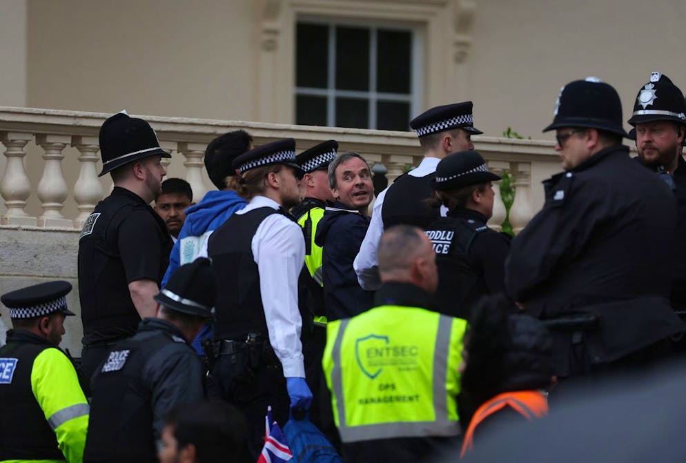 L'incoronazione di Carlo III. La polizia trattiene alcune persone durante la protesta del gruppo antimonarchico Republic nel giorno dell'incoronazione del re britannico Carlo III a Londra, in Gran Bretagna, il 6 maggio 2023. Il gruppo vuole che la monarchia ereditaria in Gran Bretagna sia abolita e che il re sia sostituito da un capo di Stato democraticamente eletto.