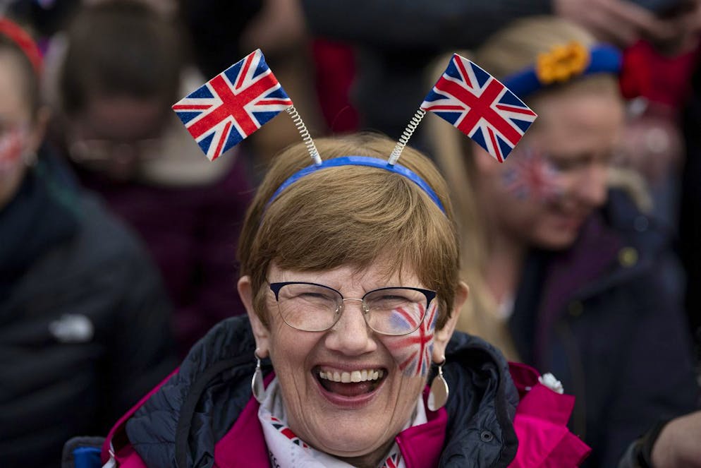 L'incoronazione di Carlo III. Una delle migliaia di fan festeggia Carlo III.