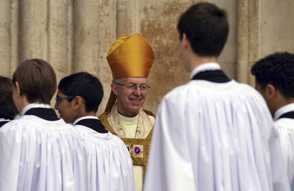 L'incoronazione di Carlo III. L'arcivescovo di Canterbury Justin Welby è in piedi nell'Abbazia di Westminster prima dell'incoronazione di re Carlo III e Camilla, la regina consorte.