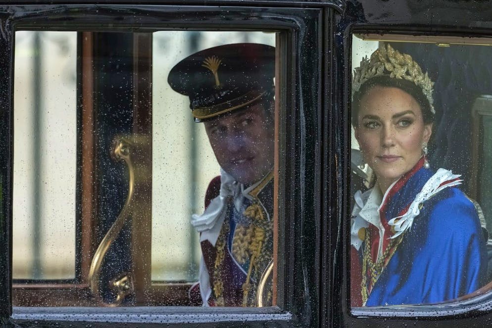 L'incoronazione di Carlo III. Nella seconda carrozza con a bordo, ovviamente, l'erede al trono William, principe di Galles, la sua consorte Kate e i tre figli.