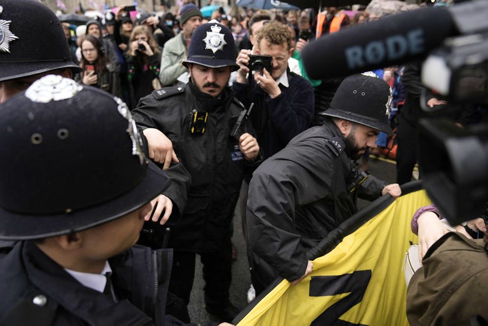 L'incoronazione di Carlo III. La polizia rimuove uno striscione dai manifestanti antimonarchici a Trafalgar Square prima della processione del re britannico Carlo III verso l'abbazia di Westminster per la sua incoronazione a Londra.
