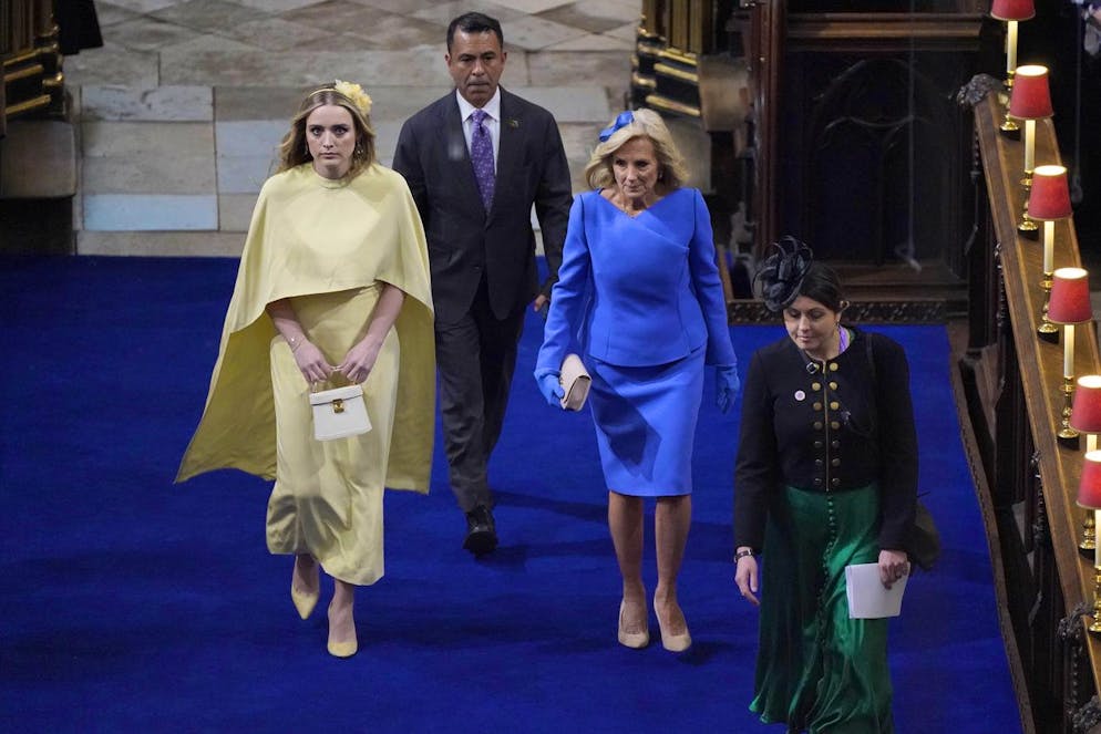 L'incoronazione di Carlo III. La First Lady statunitense Jill Biden e il nipote Finnegan arrivano all'Abbazia di Westminster, prima dell'incoronazione di Re Carlo III e Camilla, la Regina Consorte, a Londra, sabato 6 maggio 2023.