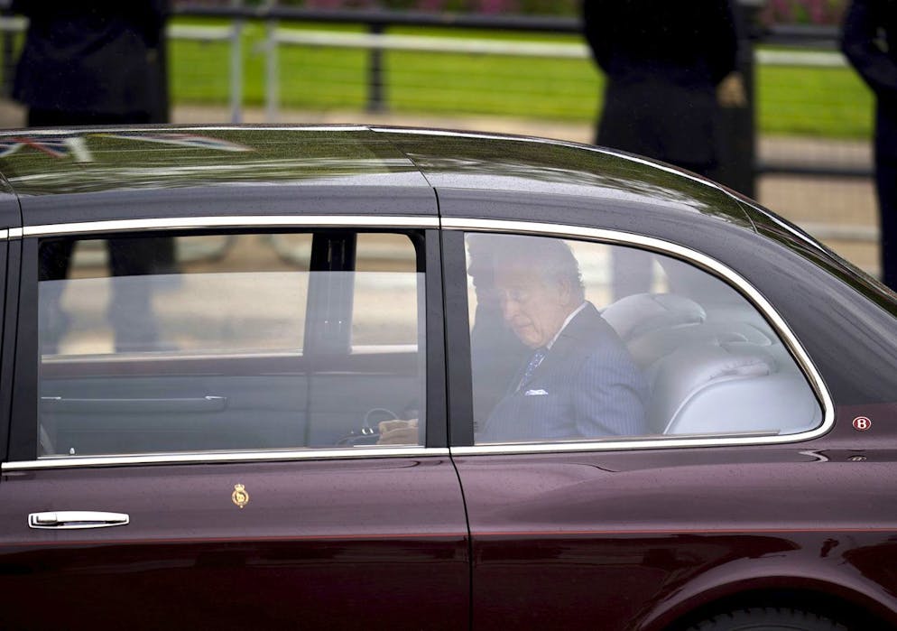 Carlo III e la regina Camilla, all'arrivo a Buckingham Palace.